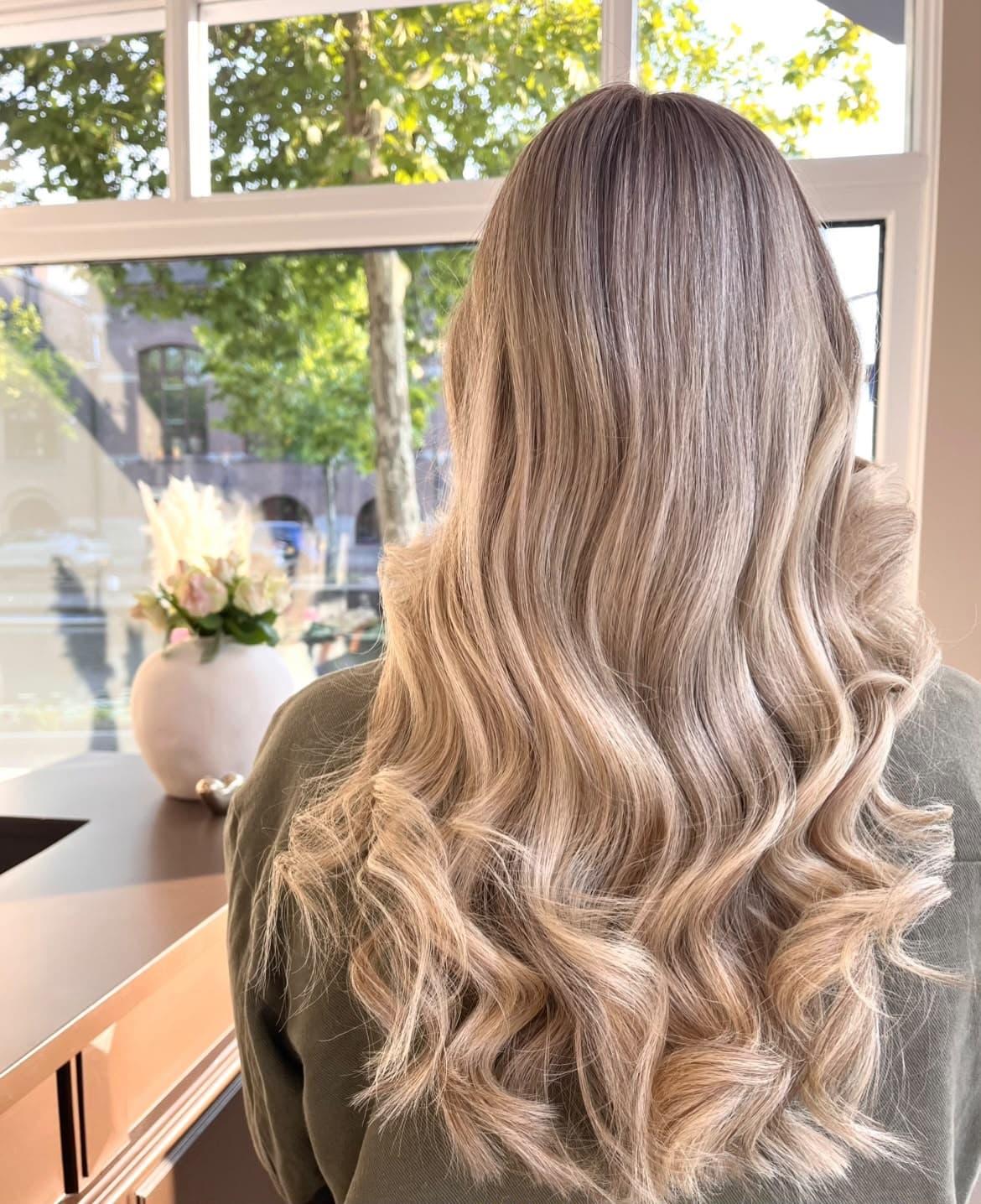 Blonde balayage met losse golven, gemaakt bij West Hairstyling in Gouda