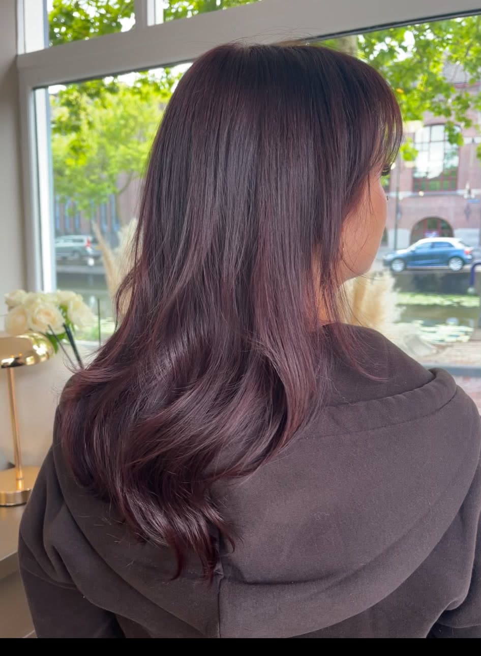 Kersenrode haarkleur met zachte slag, gemaakt in de salon aan de Lage Gouwe