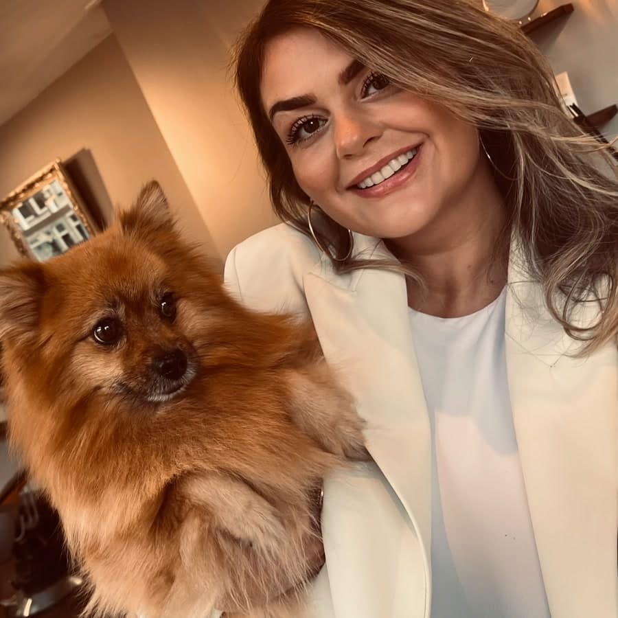Kim, eigenaresse en kapster van West Hairstyling in Gouda, met haar hond